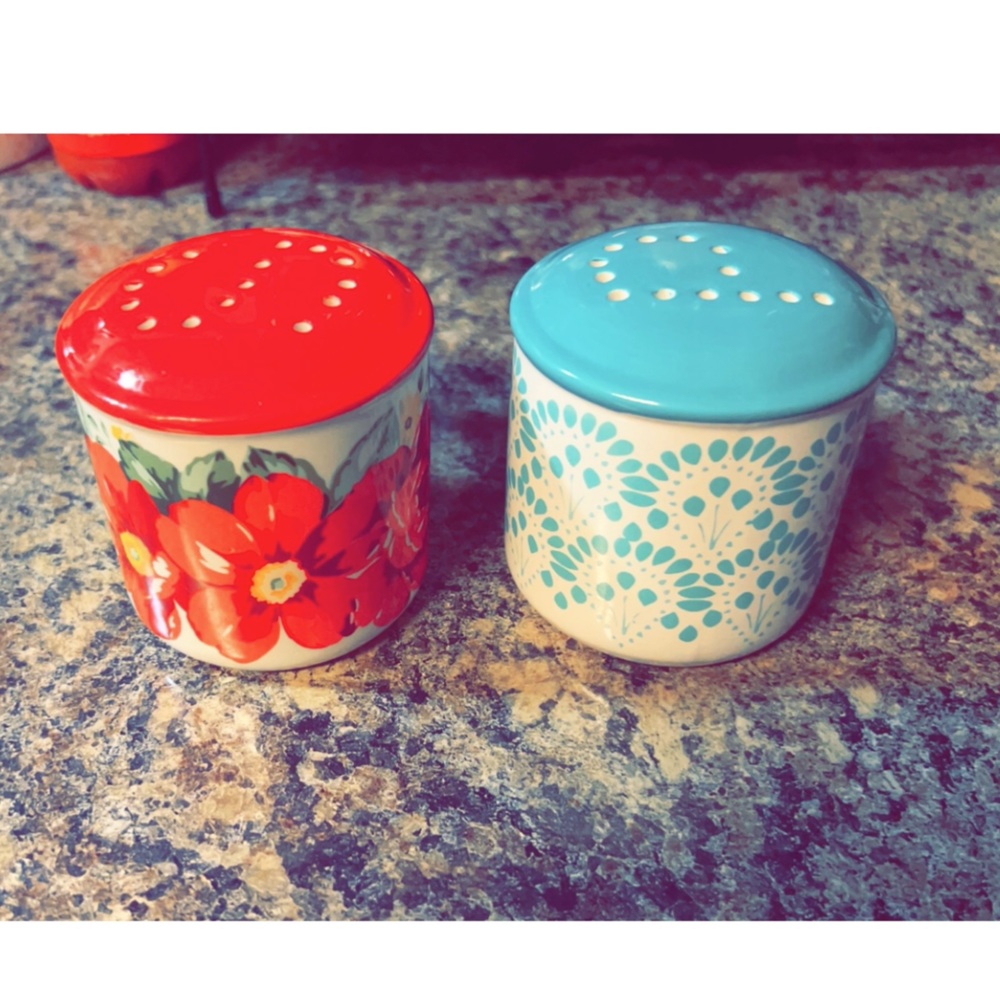Pioneer woman salt and pepper shakers